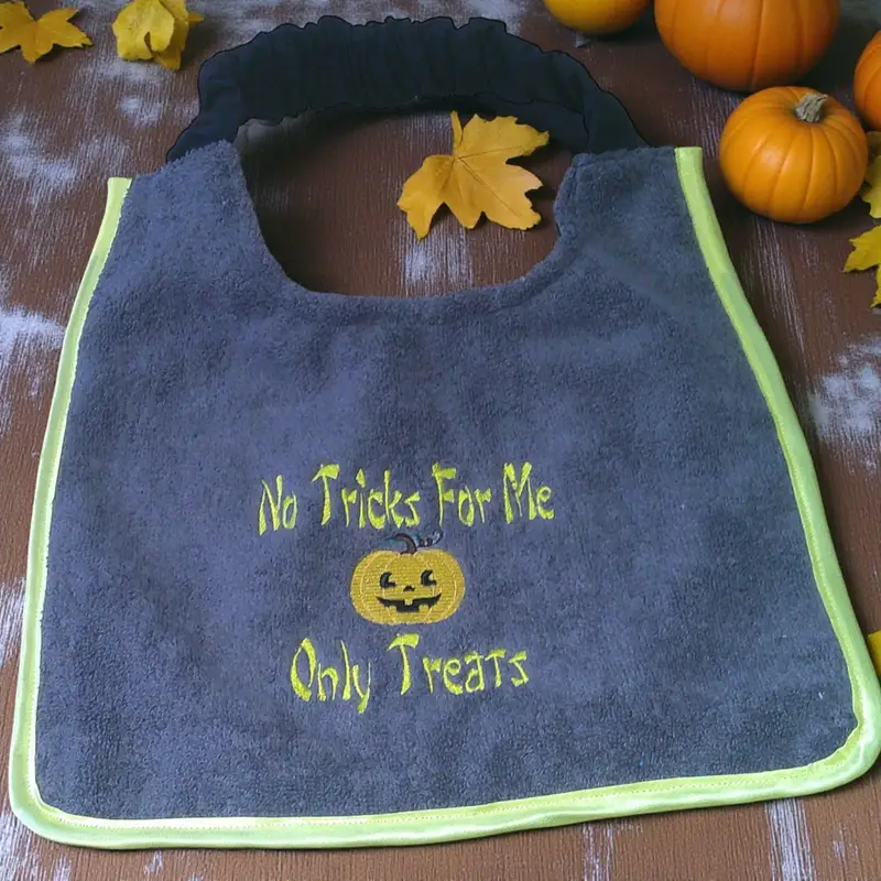 Halloween ‘No tricks for me Only treats’ dog spooky bib: haloween no tricks